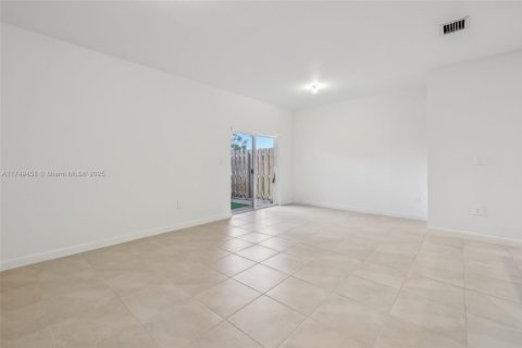 Townhouse in Homestead, Florida 4 bedrooms, 173.91 sq.m. № 1702306 - photo 12