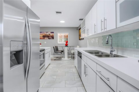 House in Miami Gardens, Florida 4 bedrooms, 159.51 sq.m. № 2001015 - photo 10