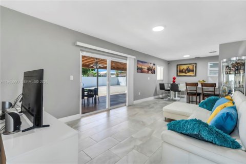 House in Miami Gardens, Florida 4 bedrooms, 159.51 sq.m. № 2001015 - photo 4