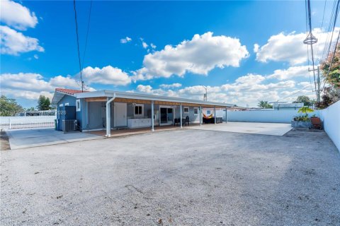 House in Miami Gardens, Florida 4 bedrooms, 159.51 sq.m. № 2001015 - photo 22