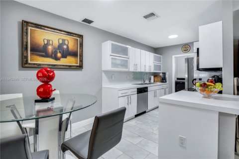 House in Miami Gardens, Florida 4 bedrooms, 159.51 sq.m. № 2001015 - photo 7