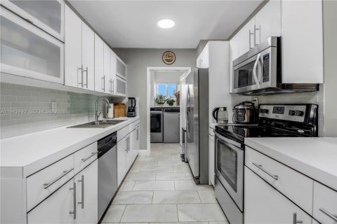 House in Miami Gardens, Florida 4 bedrooms, 159.51 sq.m. № 2001015 - photo 8