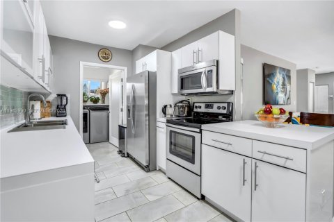 House in Miami Gardens, Florida 4 bedrooms, 159.51 sq.m. № 2001015 - photo 9