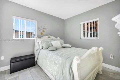 House in Miami Gardens, Florida 4 bedrooms, 159.51 sq.m. № 2001015 - photo 14