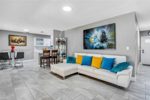 House in Miami Gardens, Florida 4 bedrooms, 159.51 sq.m. № 2001015 - photo 5