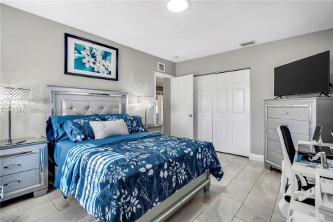 House in Miami Gardens, Florida 4 bedrooms, 159.51 sq.m. № 2001015 - photo 13