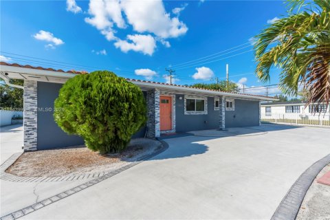 House in Miami Gardens, Florida 4 bedrooms, 159.51 sq.m. № 2001015 - photo 2