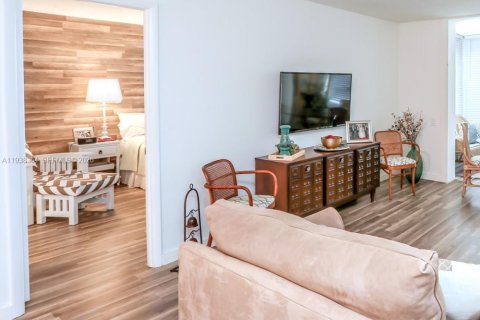 Condo in Tamarac, Florida, 1 bedroom  № 2059968 - photo 4