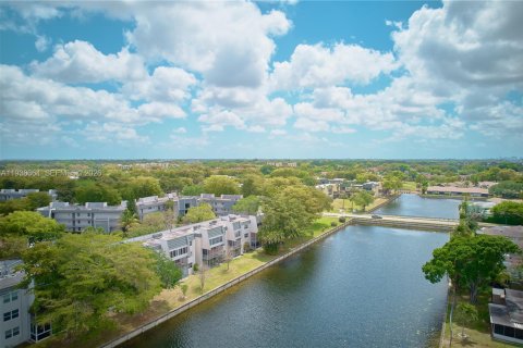 Condo in Tamarac, Florida, 1 bedroom  № 2059968 - photo 11