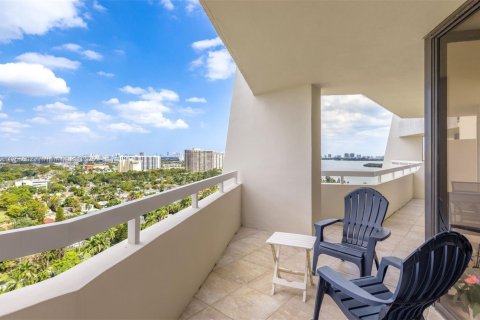 Condo in Miami, Florida, 2 bedrooms № 1936921 - photo 14