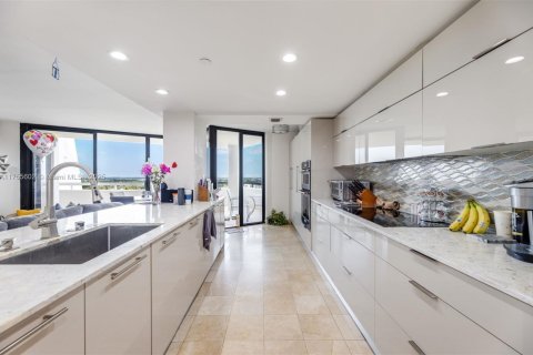 Condo in Miami, Florida, 2 bedrooms № 1936921 - photo 4