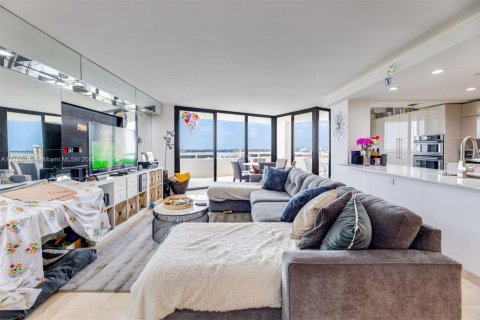 Condo in Miami, Florida, 2 bedrooms № 1936921 - photo 3
