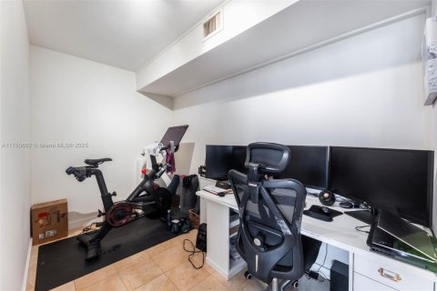 Condo in Miami, Florida, 2 bedrooms № 1936921 - photo 9