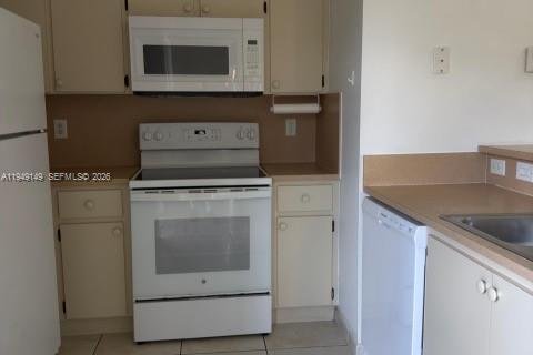 Condo in Doral, Florida, 1 bedroom  № 2005094 - photo 3