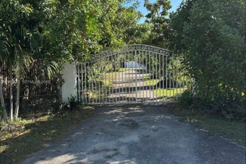 Villa ou maison à louer à Homestead, Floride: 4 chambres, 240.99 m2 № 2080036 - photo 4