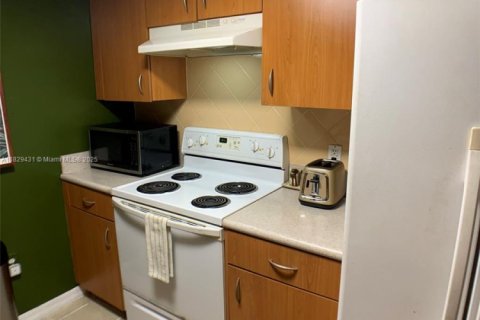 Condo in Miami, Florida, 1 bedroom  № 1802534 - photo 10