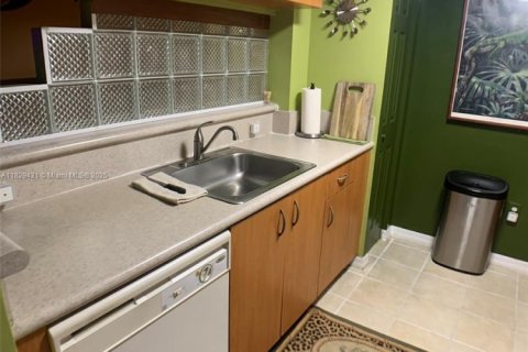 Condo in Miami, Florida, 1 bedroom  № 1802534 - photo 9