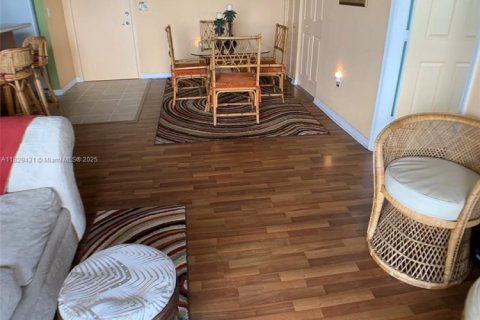 Condo in Miami, Florida, 1 bedroom  № 1802534 - photo 4