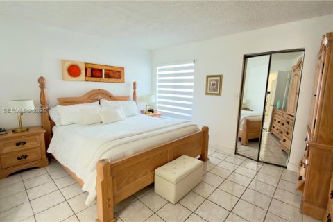 Casa en venta en Miami, Florida, 4 dormitorios, 153.2 m2 № 2007748 - foto 16