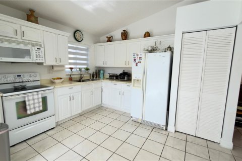 Casa en venta en Miami, Florida, 4 dormitorios, 153.2 m2 № 2007748 - foto 12