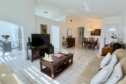Casa en venta en Miami, Florida, 4 dormitorios, 153.2 m2 № 2007748 - foto 11