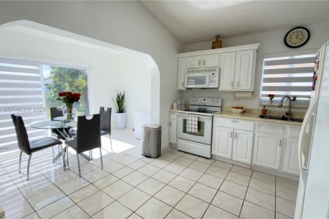 Casa en venta en Miami, Florida, 4 dormitorios, 153.2 m2 № 2007748 - foto 13