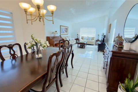 Casa en venta en Miami, Florida, 4 dormitorios, 153.2 m2 № 2007748 - foto 9