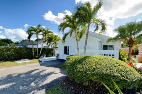Casa en venta en Miami, Florida, 4 dormitorios, 153.2 m2 № 2007748 - foto 3