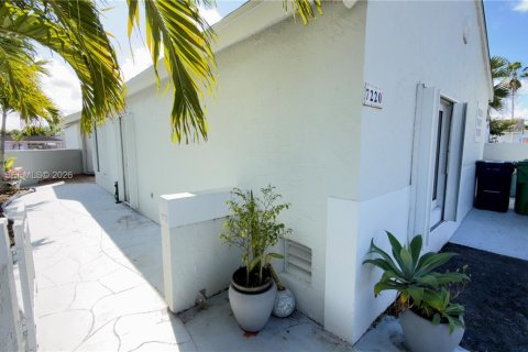 Casa en venta en Miami, Florida, 4 dormitorios, 153.2 m2 № 2007748 - foto 2