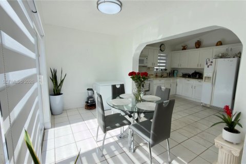 Casa en venta en Miami, Florida, 4 dormitorios, 153.2 m2 № 2007748 - foto 14
