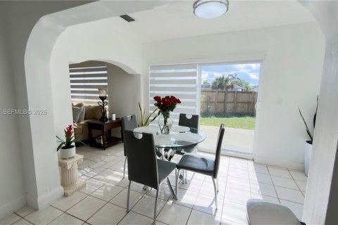 Casa en venta en Miami, Florida, 4 dormitorios, 153.2 m2 № 2007748 - foto 15