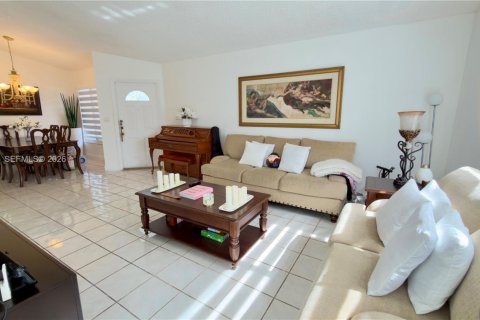Casa en venta en Miami, Florida, 4 dormitorios, 153.2 m2 № 2007748 - foto 10