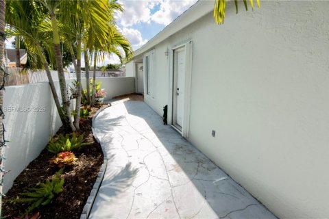 Casa en venta en Miami, Florida, 4 dormitorios, 153.2 m2 № 2007748 - foto 4