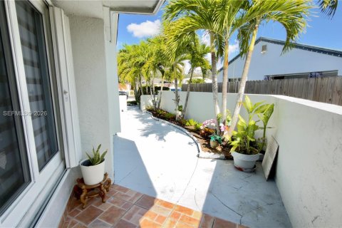 Casa en venta en Miami, Florida, 4 dormitorios, 153.2 m2 № 2007748 - foto 5