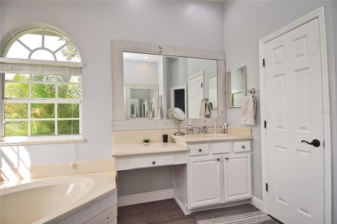 House in Sarasota, Florida 4 bedrooms, 277.03 sq.m. № 2411607 - photo 17