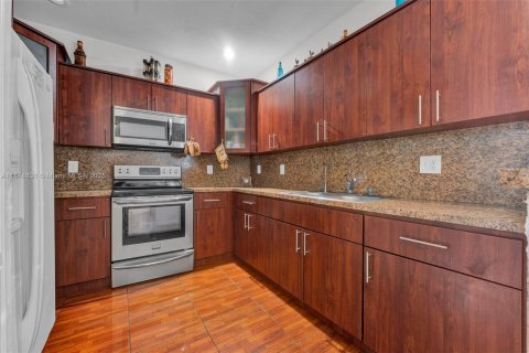 House in Miami, Florida 3 bedrooms, 111.48 sq.m. № 1850473 - photo 6