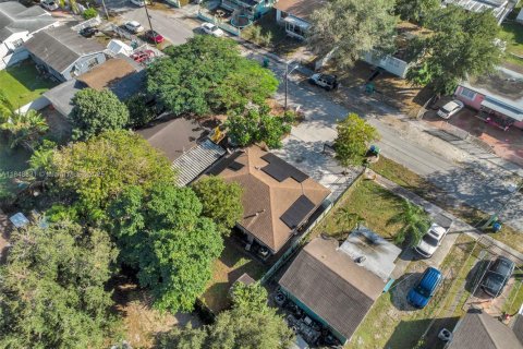 House in Miami, Florida 3 bedrooms, 111.48 sq.m. № 1850473 - photo 23