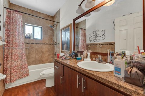 House in Miami, Florida 3 bedrooms, 111.48 sq.m. № 1850473 - photo 13