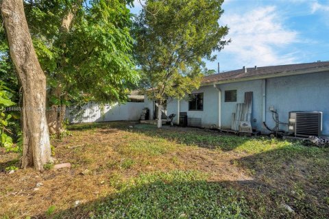 House in Miami, Florida 3 bedrooms, 111.48 sq.m. № 1850473 - photo 19