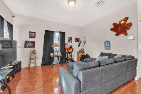 House in Miami, Florida 3 bedrooms, 111.48 sq.m. № 1850473 - photo 10