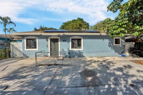 House in Miami, Florida 3 bedrooms, 111.48 sq.m. № 1850473 - photo 1