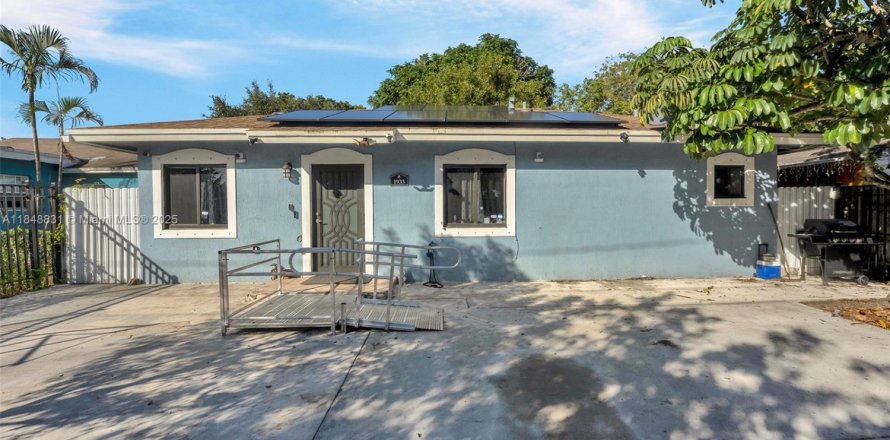 House in Miami, Florida 3 bedrooms, 111.48 sq.m. № 1850473