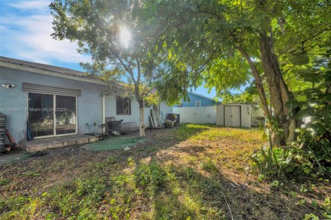 House in Miami, Florida 3 bedrooms, 111.48 sq.m. № 1850473 - photo 18