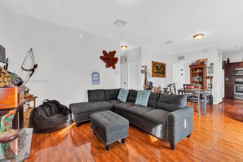 House in Miami, Florida 3 bedrooms, 111.48 sq.m. № 1850473 - photo 11