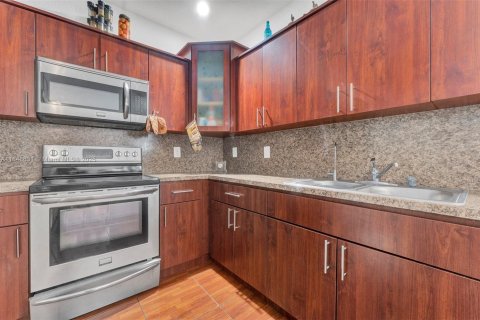 House in Miami, Florida 3 bedrooms, 111.48 sq.m. № 1850473 - photo 8