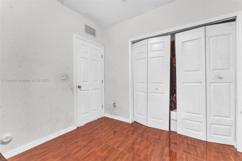 House in Miami, Florida 3 bedrooms, 111.48 sq.m. № 1850473 - photo 16