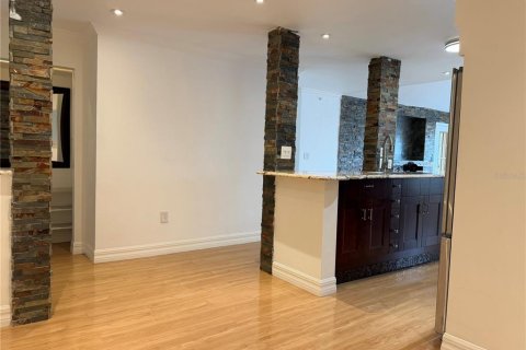Duplex in Tampa, Florida 3 bedrooms, 124.02 sq.m. № 2167434 - photo 7