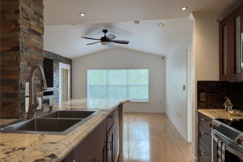 Duplex in Tampa, Florida 3 bedrooms, 124.02 sq.m. № 2167434 - photo 13