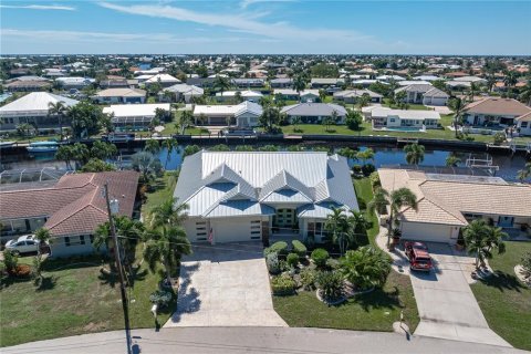 Villa ou maison à vendre à Punta Gorda, Floride: 3 chambres, 264.12 m2 № 2419625 - photo 2