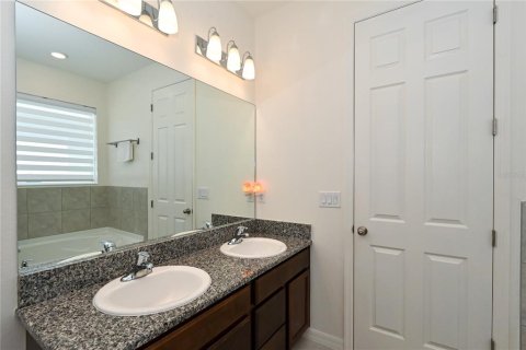 House in Sarasota, Florida 3 bedrooms, 187.11 sq.m. № 2273270 - photo 18